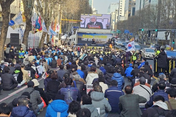 3.1절 107주년 기념식을 하루 앞두고 진행된 촛불집회는 태극기와 안중근의사의 단지(斷指)가 그려진 자주독립기를 소지한 시민들이 많이 보였다. [사진-통일뉴스 하태한 통신원]