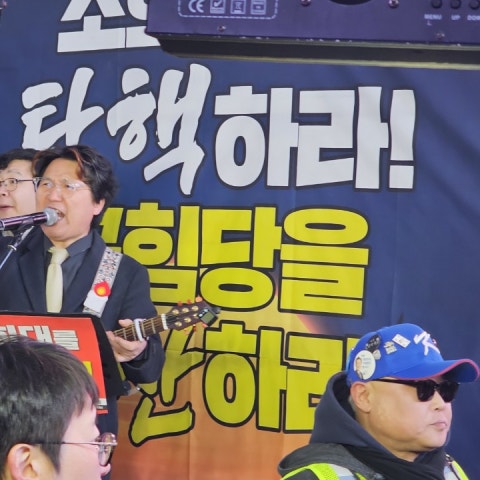 가수 백자의 힘찬 공연 [사진-통일뉴스 하태한 통신원]