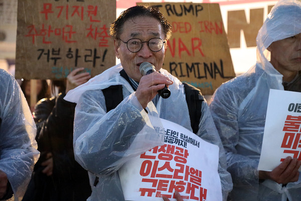 김재하 전국민중행동 공동대표가 미대사관 앞에서 규탄발언을 하고 있다. [사진-통일뉴스 김래곤 통신원]