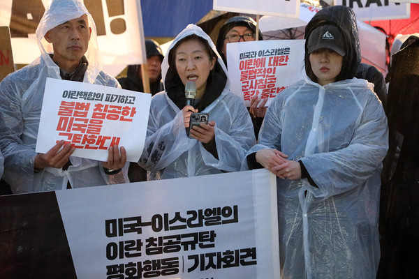 이은정 자주통일평화연대 상임대표(전국여성연대 상임대표)가 미대사관 앞에서 규탄발언을 하고 있다. [사진-통일뉴스 김래곤 통신원]