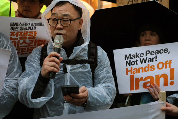 함재규 민주노총 통일위원장이 이스라엘대사관 앞에서 규탄발언을 하고 있다. [사진-통일뉴스 김래곤 통신원]