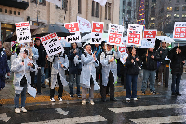 참가자들은 집회 이후 이스라엘대사관에서 미대사관 방향으로 평화 행진을 하고 있다. [사진-통일뉴스 김래곤 통신원]