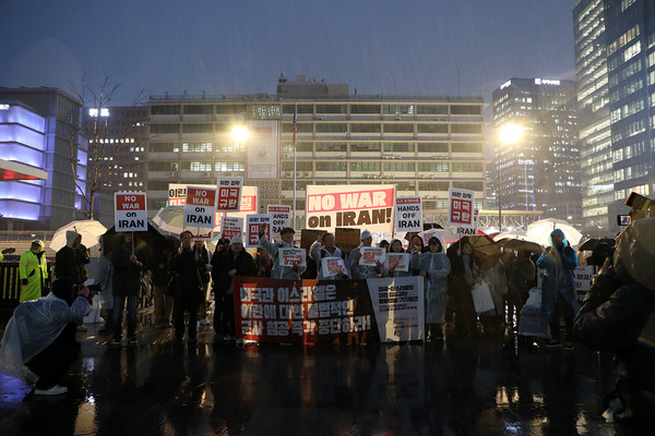 기자회견 참가자들이 이스라엘대사관 앞에서 미대사관 앞까지 행진한 후 미국과 이스라엘의 이란에 대한 불법적인 군사침공을 규탄하고 있다.[사진-통일뉴스 김래곤 통신원]