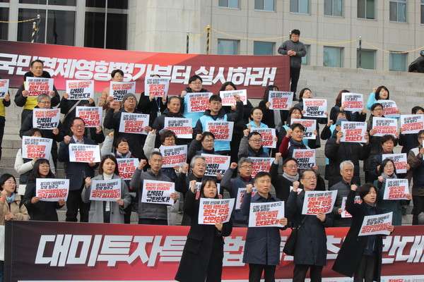 정영이 전국여성농민회총연합 회장, 정성희 자주연합 집행위원장, 이상규 진보당 서울시장 후보, 장유진 진보대학생넷 집행위원장(왼쪽부터)이 기자회견문을 낭독했다. [사진-통일뉴스 이승현 기자]