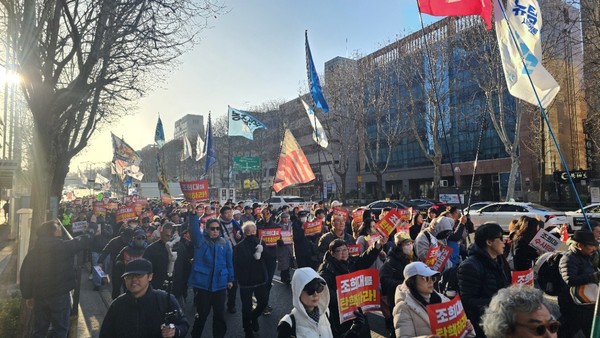 행진 시민들 [사진-통일뉴스 하태한 통신원]