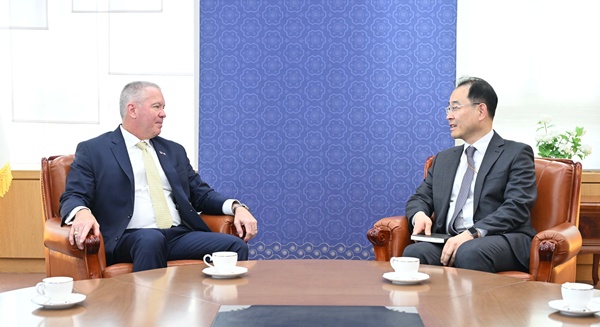 12일 디솜브레 미 국무부 동아태 차관보를 만난 박종한 경제외교조정관(오른쪽). [사진-외교부]