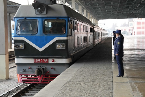 12일 저녁 평양역에 들어서는 '중조 국제여객열차'. [사진-주북 중국대사관]