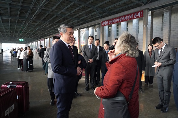 국제열차 승객들을 맞는 왕야쥔 주북 중국대사. [사진-주북 중국대사관]