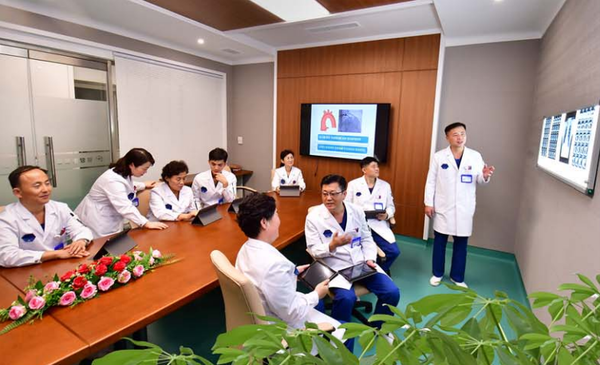 평양종합병원에서 의료진이 환자의 검사결과에 대해 토의하는 모습. [사진-민주조선]