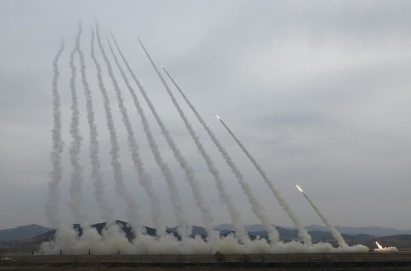 북한이 14일 600mm 초정밀 다연장방사포 12문을 동원한 화력타격훈련을 진행했다. [사진-노동신문]