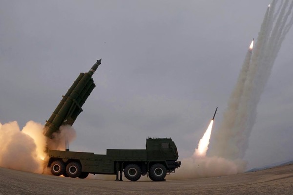 600mm 초정밀 다연장 방사포. 이동식 발사대(TEL: Transporter Erector Launcher)에 5연장 발사관을 갖추어 12문이 일제 사격할 경우 한 번에 60발의 포탄(미사일)이 특정구역에 집중된다. 한미 당국은 600mm 방사포를 단거리 탄도미사일로 분류한다. [사진-노동신문]