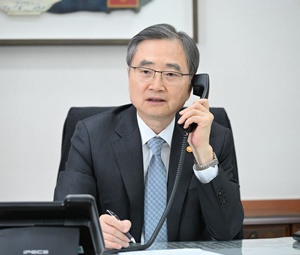 16일 저녁 루비오 미 국무장관과 통화하는 조현 외교장관. [사진-외교부]