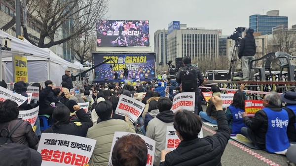 경복궁역 1번출구 근처 집회장 [사진-하태한 통일뉴스 통신원]