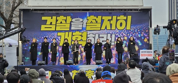 극단 경험과 상상의 공연 [사진-하태한 통일뉴스 통신원]