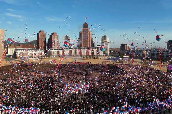 평양 신시가지인 화성지구에 조성하는 러시아 파병 전사자 유가족 주거지인 '새별거리'. 지난 2월 15일 완공되어 진행된 새별거리 준공식 광경. [사진-노동신문 갈무리]
