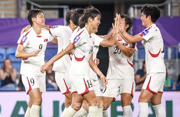대만과의 경기에서 득점 후 기쁨을 나누는 북한선수들. [사진-조선신보 갈무리]