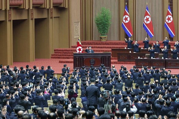 김정은 국무위원장은 23일 최고인민회의 제15기 제1차회의 시정연설을 통해 "우리 국가의 주권적 권리와 안전리익, 발전권을 침해하려는 세력들의 책동은 결단코 좌시하지 않을 것"이라며,  한국을 '가장 적대적인 국가'로 재차 단정했다. [사진-노동신문]