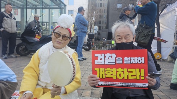 휘석형과 촛불풍물단 회원 [사진-통일뉴스 하태한 통신원]