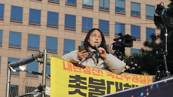 행진 선도차의 변은혜 노원중량 촛불행동 대표 [사진-통일뉴스 하태한 통신원]