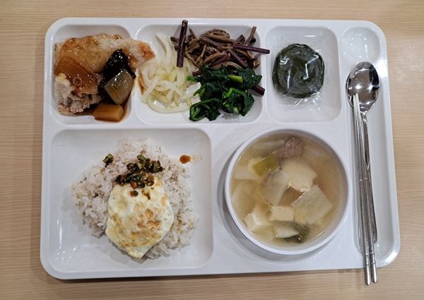 26일 청와대 구내식당 점심 특식. 왼쪽 위부터 시계방향으로 꿔바로우, 제례나물, 쑥개떡, 쇠고기 탕국, 계란 후라이. [사진-통일뉴스 이광길 기자]