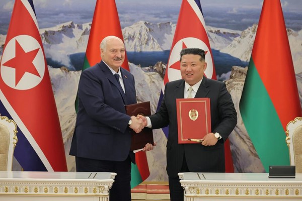 김정은 국무위원장과 알렉산드르 루카첸코 벨라르스 대통령이 26일 두 나라 사이의 '친선협조에 관한 조약'을 맺고 이에 서명했ㄷ. [사진-노동신문]