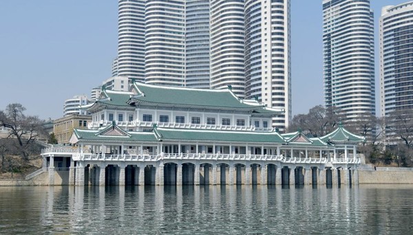 평양 대동강변에 새로 준공한 '단고기요리전문식당' 전경 [사진-노동신문]