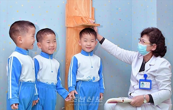 건강검진을 받고 잇는 세쌍둥이. 북한에서는 전국의 모든 세쌍둥이들의 건강을 일괄관리하고 있다고 한다. [사진-조선신보 갈무리]