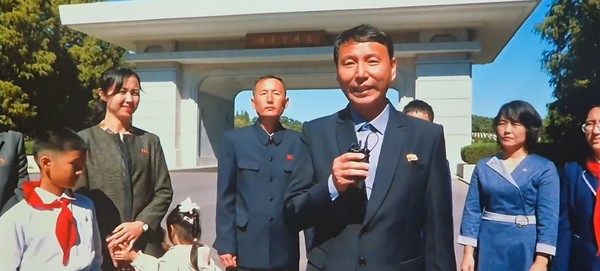 남포시에 사는 안중근 의사의 후손들. 안 의사의 동생인 안공근의 장남, 안우생의 자손들이다. [사진 출처-통일부]