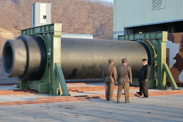 탄소섬유 복합재료를 이용한 대출력 고체엔진의 외형 [사진-노동신문]