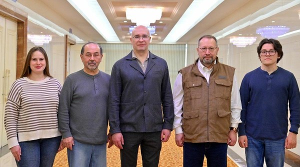 안드레이 콘드라쇼 [타스통신] 총사장(가운데)을 단장으로 하는 통신사 대표단이 28일 평양에 도착했다. [사진-노동신문]