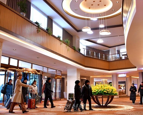 삼지연지구를 찾은 관광객들. [사진-조선신보 갈무리]