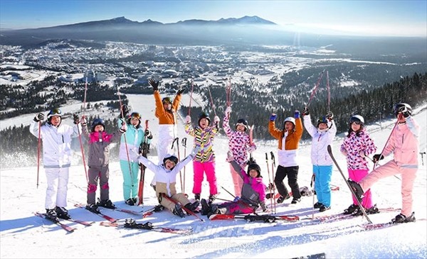 베개봉스키장에 오른 관광객들. [사진-조선신보 갈무리]