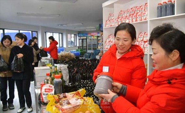 새별거리의 봉사기지에서. [사진-조선신보 갈무리]