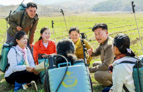  '언제나 대중과 숨결을 같이하며'라는 제목으로 소개한 재령군 양계농장의 초급당일꾼 [사진-노동신문]