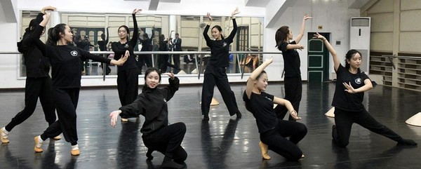 베트남 국가가무극장예술단의 여성 배우들이 춤 연습을 하고 있다. [사진-노동신문 갈무리]