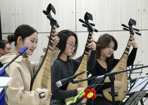 국가가무극장예술단의 배우들이 베트남 민속악기로 연습 중에 있다. [사진-노동신문 갈무리]