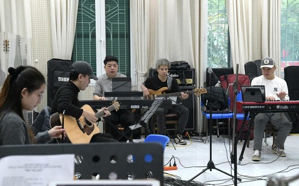 국가가무극장예술단의 보컬그룹이 공연 연습을 하고 있다. [사진-노동신문 갈무리]