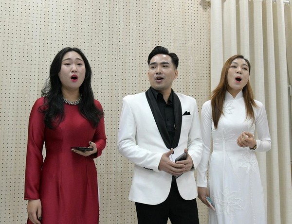 국가가무극장예술단의 배우들이 노래 연습을 하고 있다. [사진-노동신문 갈무리]