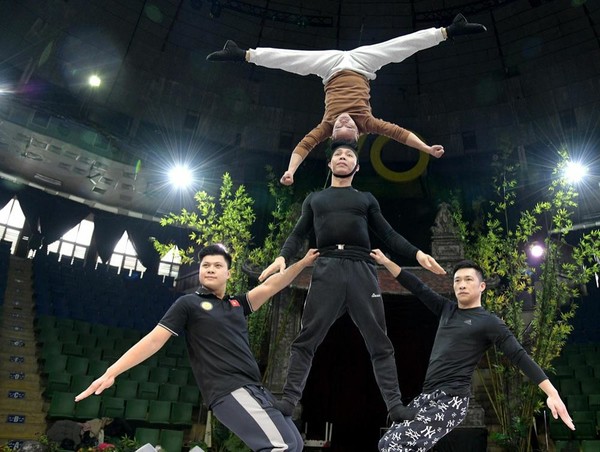 베트남 교예연맹교예단의 건장한 남자 배우들의 연습. [사진-노동신문 갈무리]