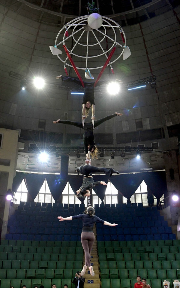 교예연맹교예단 4명의 여성 교예배우들이 연습 중인 체력교예 ‘공중4인조형’. 이 체력교예는 베트남 내 인터넷상에서 만도 수백만의 시청자를 기록한 유명한 작품으로서 국제적인 교예축전에서 우수한 평가를 받은 전적도 가지고 있다고 한다. [사진-노동신문 갈무리]