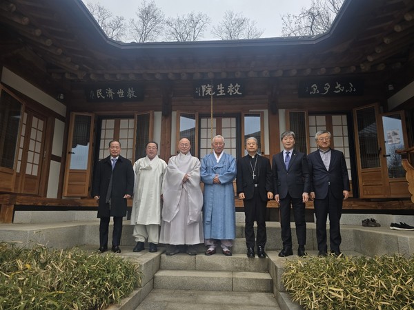 한국종교인평화회의는 30일 시내 달개비에서 7대 종교 지도자들이 모여 공동대표단 회의를 개최하고 새 대표회장에 박인준 천도교 교령(맨 왼쪽)을 선출했다. [사진-한국종교인평화회의 제공]