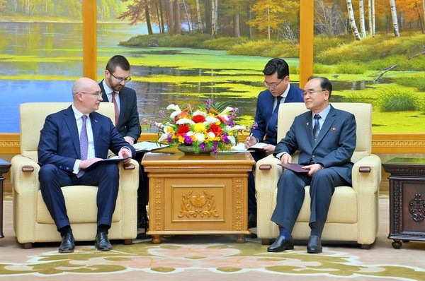 조용원 최고인민회의 상임위원장이 30일 평양의사당에서 러시아 국영 [타스통신] 안드레이 콘드라쇼 총사장 일행을 만났다. [사진-노동신문]