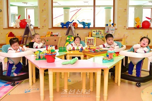 지금 평양육아원에서 무럭무럭 자라고 있는 다섯 쌍둥이. [사진-조선신보 갈무리]