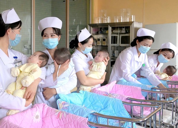 지난해 1월 말 태어나 평양산원에서 보호를 받고 있던 다섯 쌍둥이. 다섯 쌍둥이는 그래 6월 중순 퇴원했다. [사진-조선신보 갈무리]