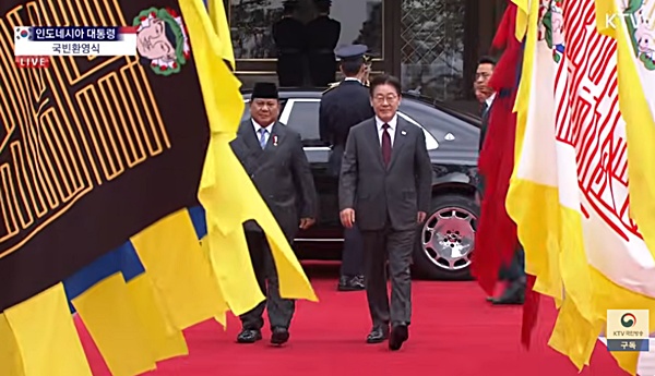 1일 오전 청와대에서 열린 프라보워 인니 대통령 국빈방한 공식 환영식. [사진 갈무리-KTV]