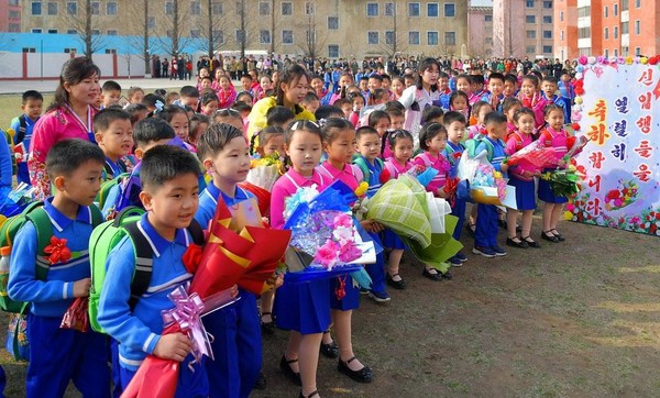 북한 전역에서 새학년 개학모임이 1일 일제히 열렸다. [사진-노동신문]