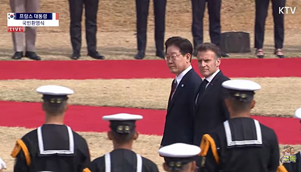 3일 청와대에서 공식환영식에 참석한 한-프랑스 정상. [사진 갈무리-KTV]