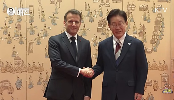 3일 청와대에서 정상회담에 앞서 악수하는 두 정상. [사진 갈무리-KTV]