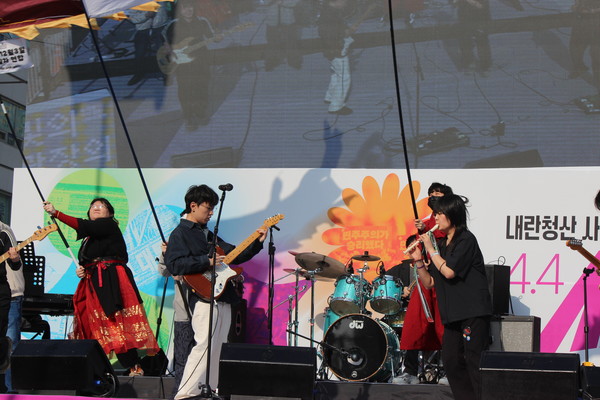 밴드 전기뱀장어의 공연 [사진-통일뉴스 이승현 기자]