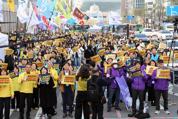 10.29 이태원 참사 유가족협의회, 재난참사 피해자연대, 전국기간제교사노동조합 등 재난 참사 관련 단체들도 참여해 사회적 참사 재발 방지와 생명안전 사회 구축 필요성을 강조했다.&nbsp;[사진-통일뉴스 김래곤 통신원]